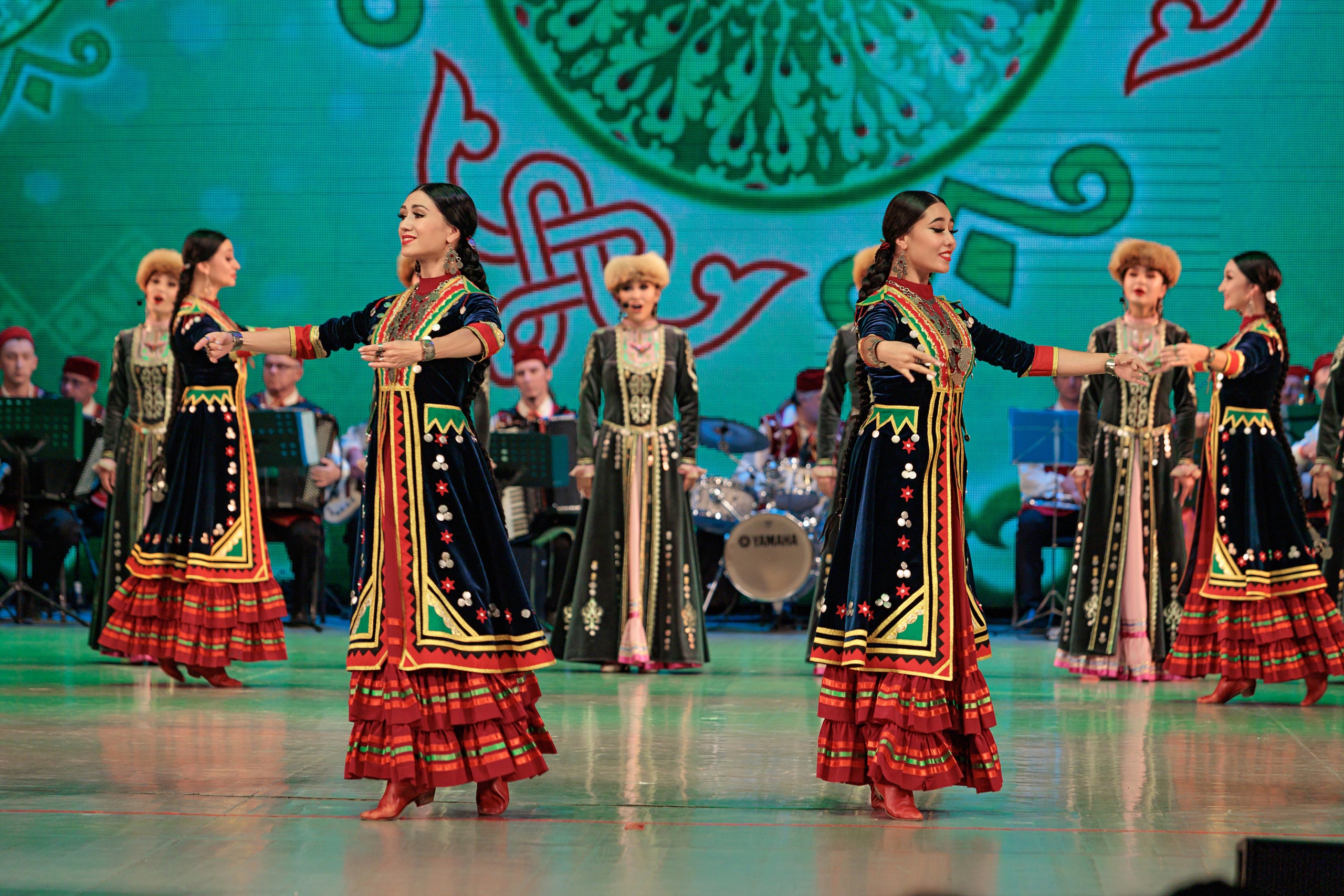 «С любовью к Родине!»: ансамбль «Мирас» проводит патриотические концерты для школьников