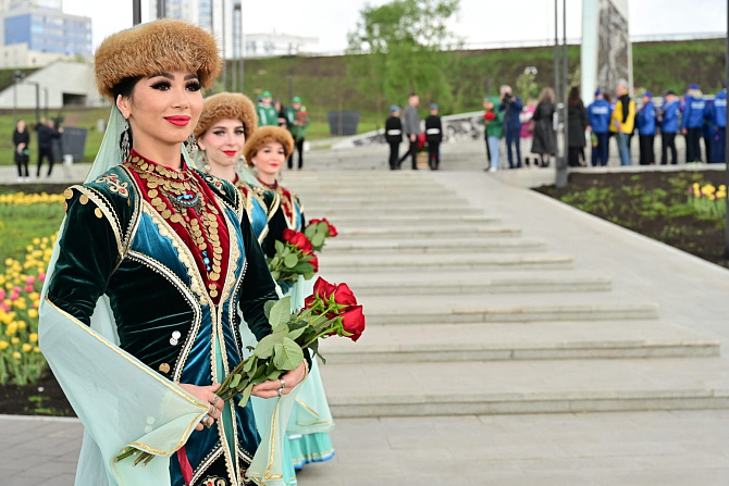 Ансамбль «Мирас» принял участие в возложении цветов к стеле «Уфа – город трудовой доблести»