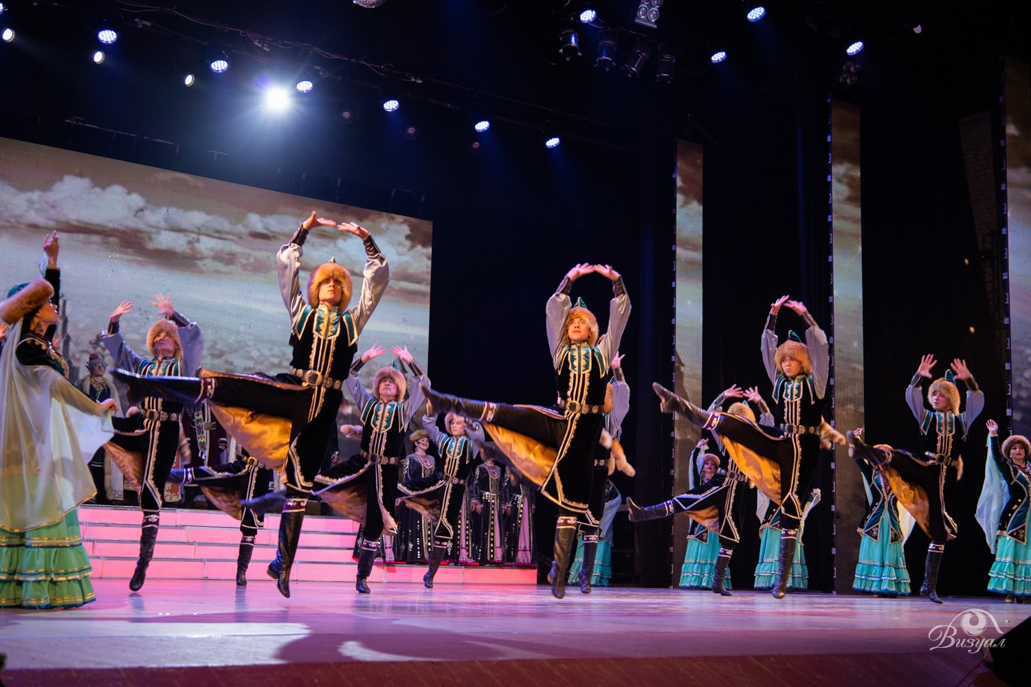 Ансамбль «Мирас» поздравил участников фестиваля «Уфа: эпоха доблести и славы»