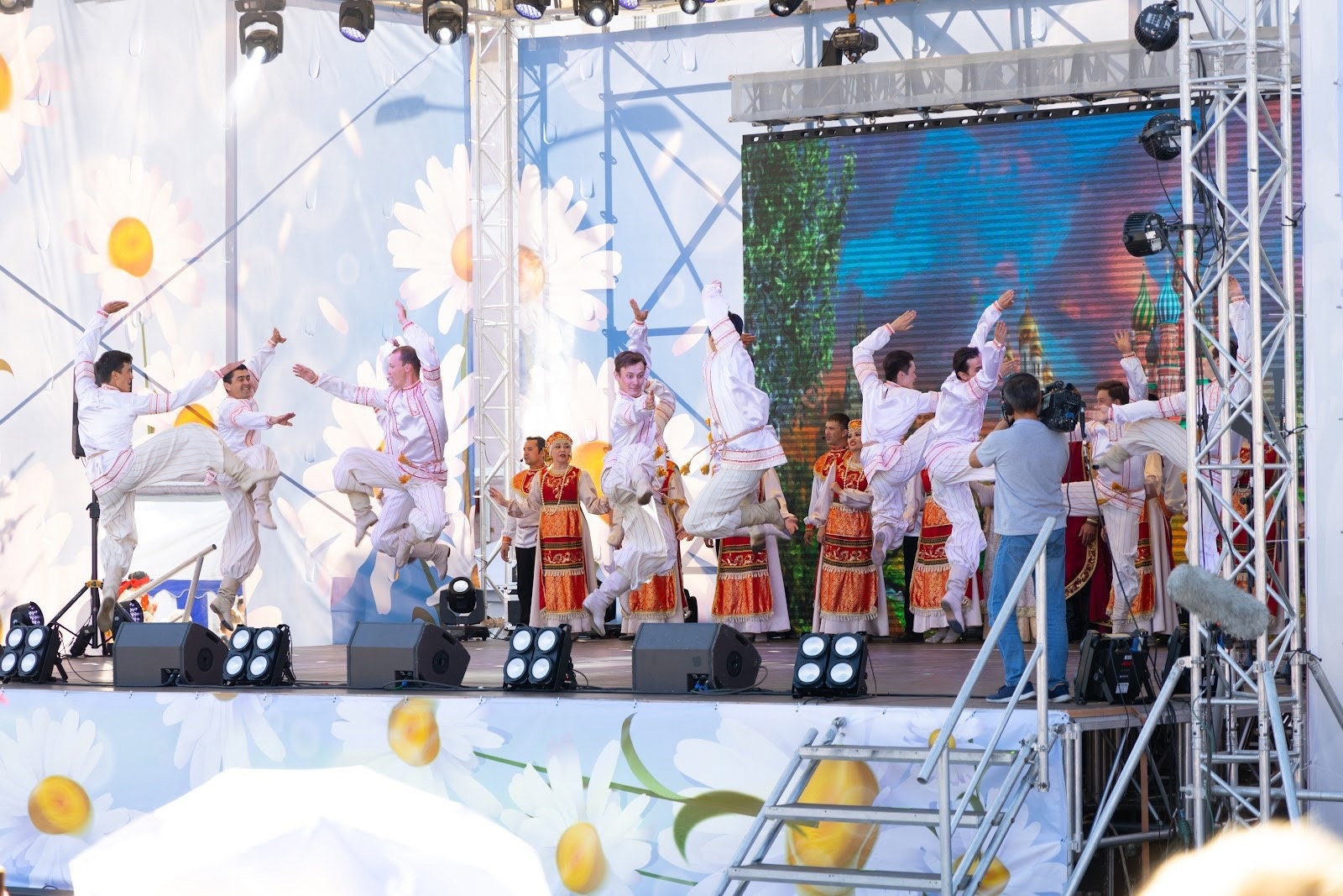 Ансамбль «Мирас» выступил на праздничном концерте, посвященном Дню семьи, любви и верности
